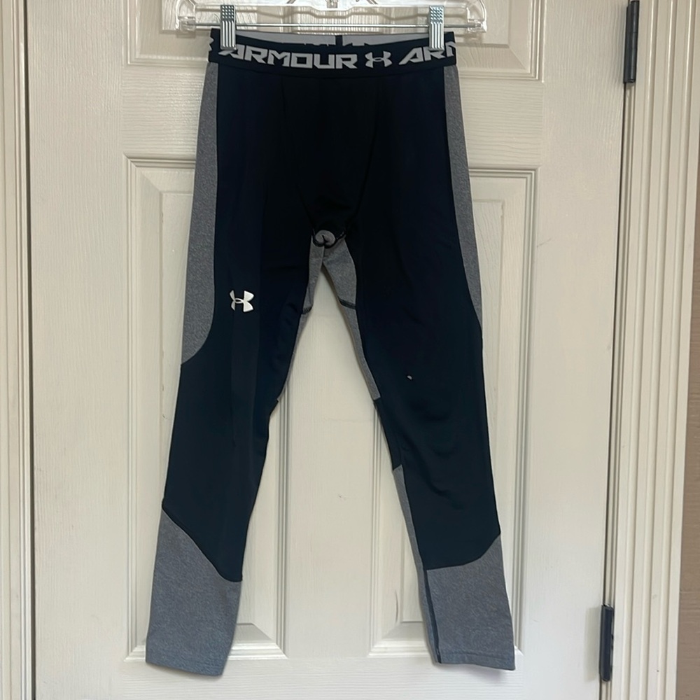 Under Armour fitted coldgear leggings. Boys size medium. Hole on the left leg